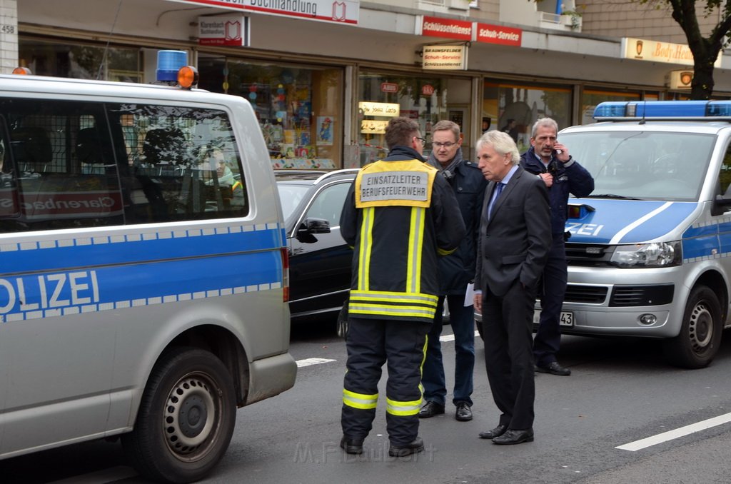 Attentat auf Fr Reker Koeln Braunsfeld Aachenerstr Wochenmarkt P36.JPG - Miklos Laubert